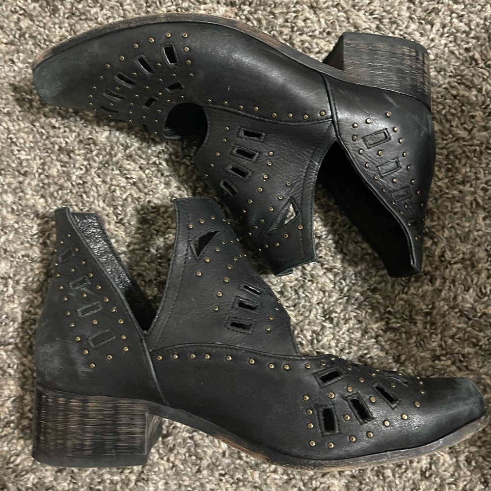 Sbicca vintage collection cut out stud black booties